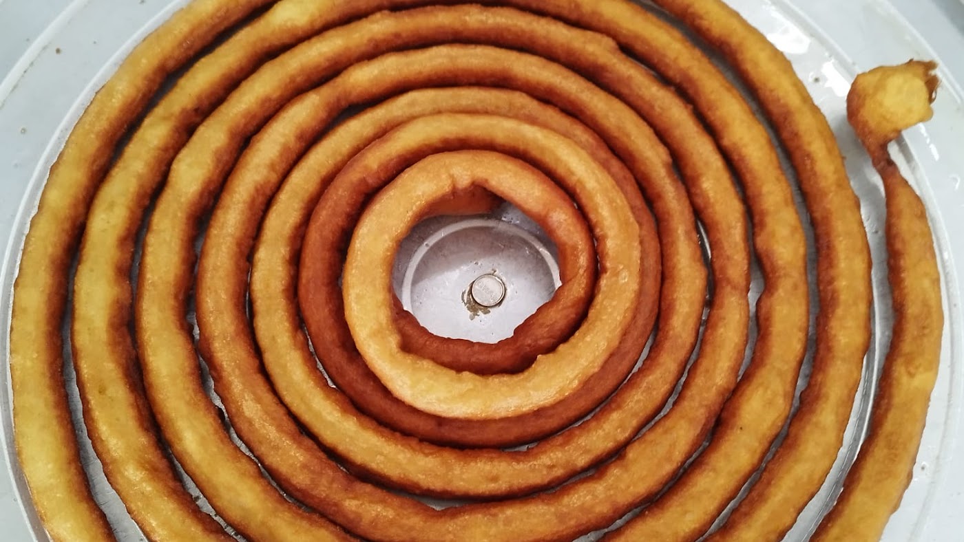 Churro en espiral con un anillo en el centro
